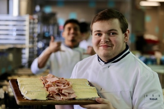 les étudiants de la Licence MACAT - Métiers des Arts Culinaires et de Service ont organisé un événement exceptionnel : un « Salon des Vins et des Producteurs Bio ».